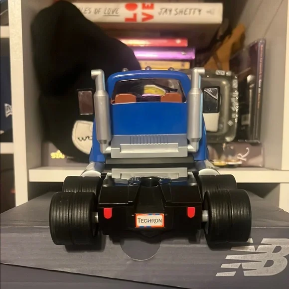 1998 Chevron Cars Toy Truck - Picture 4 of 8